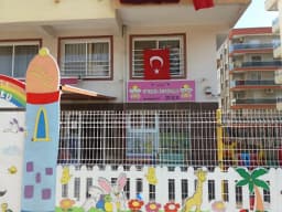 Kırmızı Otobüs Anaokulu Gaziemir Şubesi - Photo