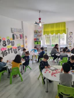 Renkli Otobüs Anaokulu ve Gündüz Bakım Evi - Fotoğraf