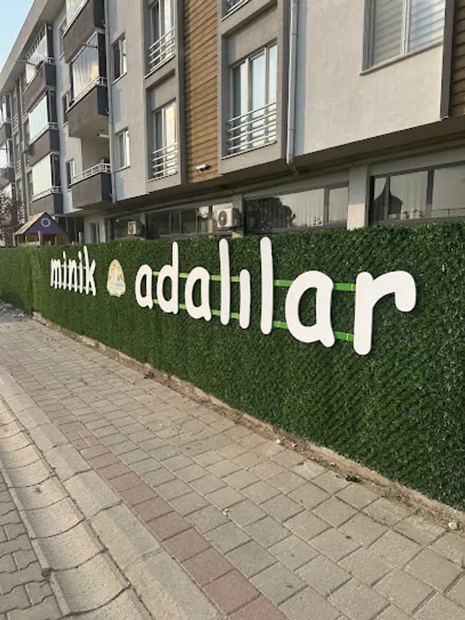 Minik Adalılar Hendek