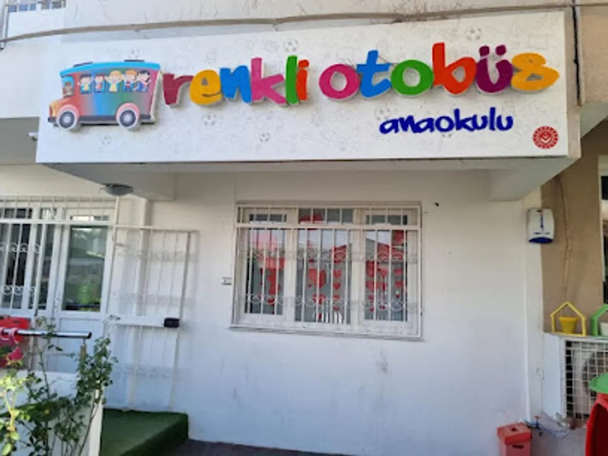 Renkli Otobüs Anaokulu ve Gündüz Bakım Evi - Fotoğraf